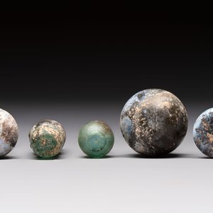 Eight Roman glass flasks, three glass bracelets and two bronze rings, 1st/4th C. — photo 7