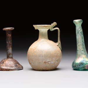 Eight Roman glass flasks, three glass bracelets and two bronze rings, 1st/4th C. — photo 8