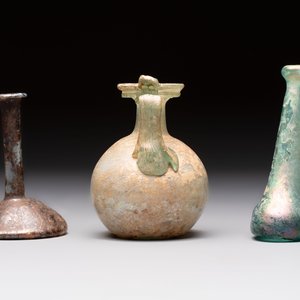 Eight Roman glass flasks, three glass bracelets and two bronze rings, 1st/4th C. — photo 9