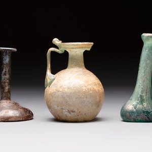 Eight Roman glass flasks, three glass bracelets and two bronze rings, 1st/4th C. — photo 10