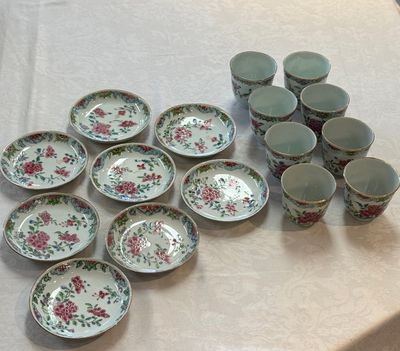 Eight sets of Chinese famille rose cups and saucers with floral design, Qianlong — photo 1