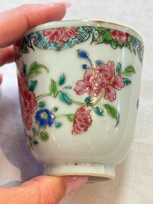 Eight sets of Chinese famille rose cups and saucers with floral design, Qianlong — photo 25