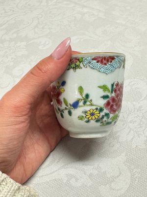 Eight sets of Chinese famille rose cups and saucers with floral design, Qianlong — photo 27