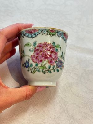 Eight sets of Chinese famille rose cups and saucers with floral design, Qianlong — photo 33