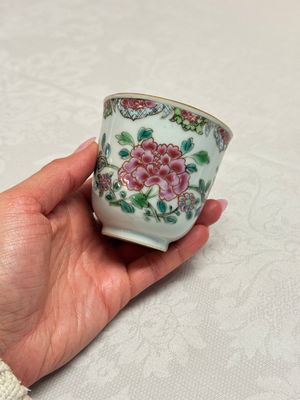 Eight sets of Chinese famille rose cups and saucers with floral design, Qianlong — photo 35