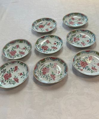 Eight sets of Chinese famille rose cups and saucers with floral design, Qianlong — photo 3