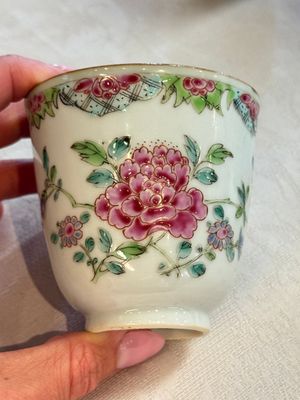 Eight sets of Chinese famille rose cups and saucers with floral design, Qianlong — photo 57