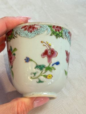 Eight sets of Chinese famille rose cups and saucers with floral design, Qianlong — photo 73
