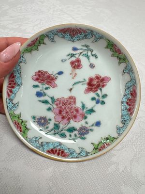Eight sets of Chinese famille rose cups and saucers with floral design, Qianlong — photo 83