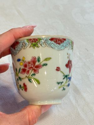 Eight sets of Chinese famille rose cups and saucers with floral design, Qianlong — photo 89