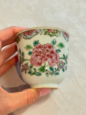 Eight sets of Chinese famille rose cups and saucers with floral design, Qianlong — photo 94