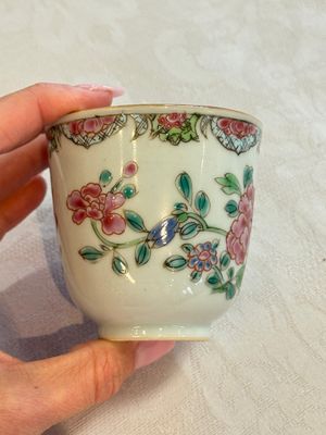 Eight sets of Chinese famille rose cups and saucers with floral design, Qianlong — photo 95