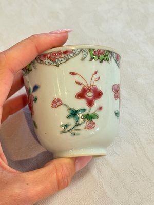 Eight sets of Chinese famille rose cups and saucers with floral design, Qianlong — photo 96