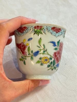 Eight sets of Chinese famille rose cups and saucers with floral design, Qianlong — photo 101