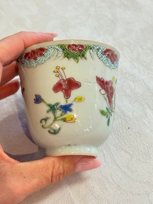 Eight sets of Chinese famille rose cups and saucers with floral design, Qianlong — photo 102