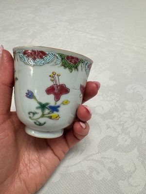Eight sets of Chinese famille rose cups and saucers with floral design, Qianlong — photo 17