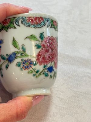 Eight sets of Chinese famille rose cups and saucers with floral design, Qianlong — photo 19