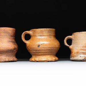 Eight stoneware jugs and mugs, and a glazed pottery vessel, Germany and The Netherlands, 16/17th C. — photo 22