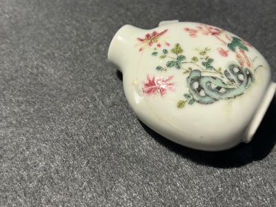 Eight various Chinese famille rose snuff bottles, 19/20th C. — photo 1