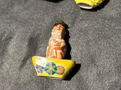Eight various Chinese famille rose snuff bottles, 19/20th C. — photo 15