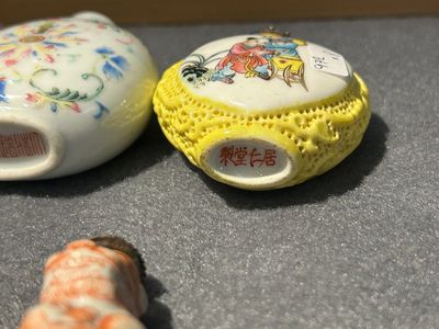 Eight various Chinese famille rose snuff bottles, 19/20th C. — photo 17