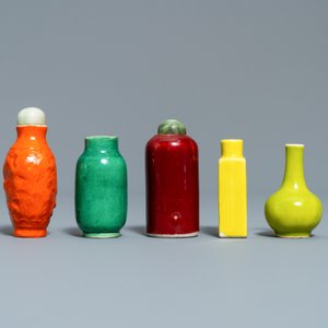 Eighteen Chinese monochrome miniature vases and snuff bottles, 18/20th C. — photo 11