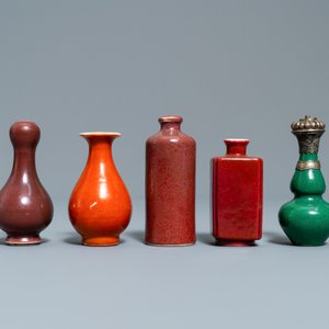 Eighteen Chinese monochrome miniature vases and snuff bottles, 18/20th C. — photo 14