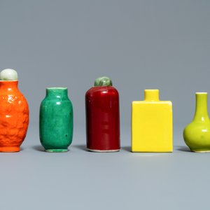 Eighteen Chinese monochrome miniature vases and snuff bottles, 18/20th C. — photo 10