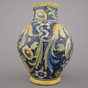 Eivormige apothekerskan in Venetiaanse majolica met afbeelding van Sint-Pieter, Italië, ca 1580 — foto 3