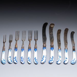 Eleven blue and white soft paste porcelain knife and fork handles, probably Saint-Cloud, France, 1st half 18th C. — photo 1