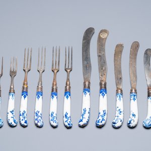 Eleven blue and white soft paste porcelain knife and fork handles, probably Saint-Cloud, France, 1st half 18th C. — photo 2