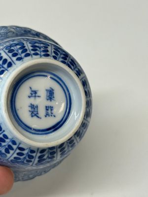 Eleven Chinese blue and white 'crab and fish' cups and saucers, Kangxi mark, Guangxu — photo 8
