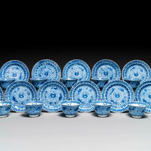 Eleven Chinese blue and white 'crab and fish' cups and saucers, Kangxi mark, Guangxu — photo 1