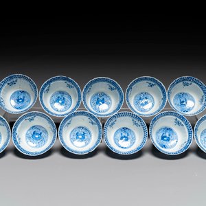 Eleven Chinese blue and white 'crab and fish' cups and saucers, Kangxi mark, Guangxu — photo 4
