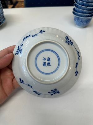 Eleven Chinese blue and white 'crab and fish' cups and saucers, Kangxi mark, Guangxu — 照片 18