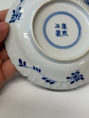 Eleven Chinese blue and white 'crab and fish' cups and saucers, Kangxi mark, Guangxu — 照片 19