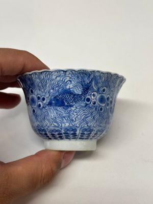 Eleven Chinese blue and white 'crab and fish' cups and saucers, Kangxi mark, Guangxu — 照片 3