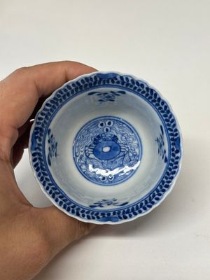 Eleven Chinese blue and white 'crab and fish' cups and saucers, Kangxi mark, Guangxu — 照片 5