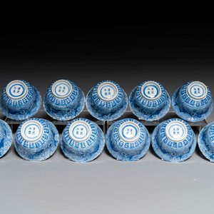 Eleven Chinese blue and white 'crab and fish' cups and saucers, Kangxi mark, Guangxu — 照片 5