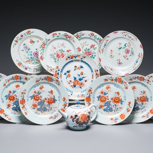 Eleven Chinese famille rose and Imari-style plates and a teapot with cover, Kangxi/Qianlong — 照片 1
