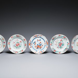 Eleven Chinese famille rose and Imari-style plates and a teapot with cover, Kangxi/Qianlong — 照片 2