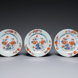 Eleven Chinese famille rose and Imari-style plates and a teapot with cover, Kangxi/Qianlong — 照片 4