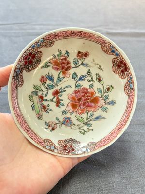 Eleven Chinese famille rose cups and nine saucers, Yongzheng/Qianlong — foto 13