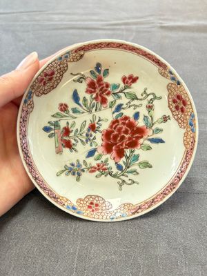 Eleven Chinese famille rose cups and nine saucers, Yongzheng/Qianlong — foto 17