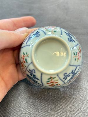 Eleven Chinese famille rose cups and nine saucers, Yongzheng/Qianlong — foto 36