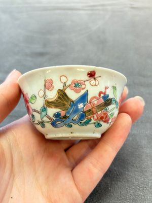 Eleven Chinese famille rose cups and nine saucers, Yongzheng/Qianlong — foto 37