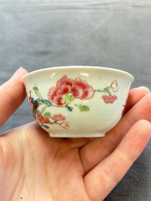 Eleven Chinese famille rose cups and nine saucers, Yongzheng/Qianlong — foto 38