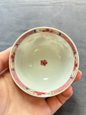 Eleven Chinese famille rose cups and nine saucers, Yongzheng/Qianlong — foto 41