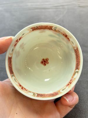 Eleven Chinese famille rose cups and nine saucers, Yongzheng/Qianlong — foto 47
