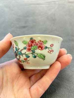 Eleven Chinese famille rose cups and nine saucers, Yongzheng/Qianlong — foto 50